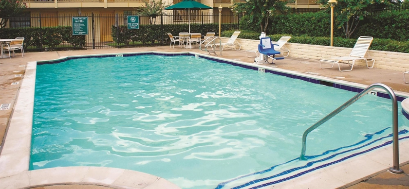 Imagen de la piscina del Hotel Baymont By Wyndham Houston La Porte. Foto 15