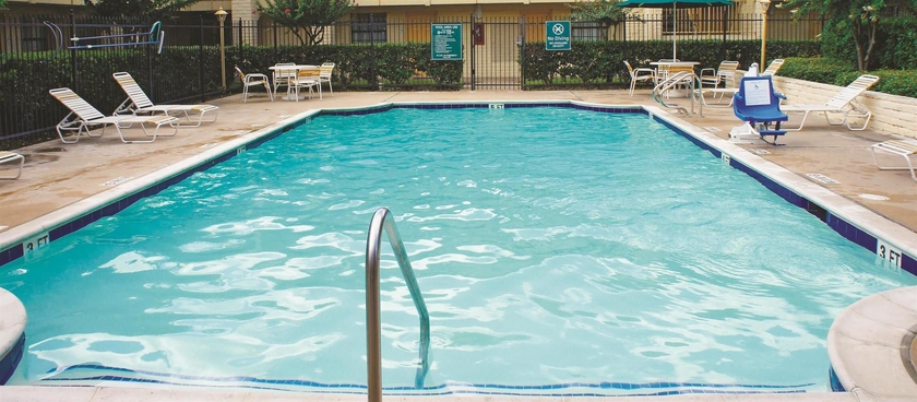 Imagen de la piscina del Hotel Baymont By Wyndham Houston La Porte. Foto 16