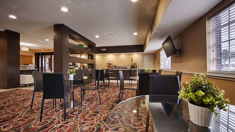 Imagen del bar/restaurante del Hotel Baymont By Wyndham Houston/westchase. Foto 2