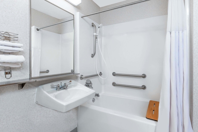 Imagen de la habitación del Hotel Baymont By Wyndham Howell/brighton. Foto 9