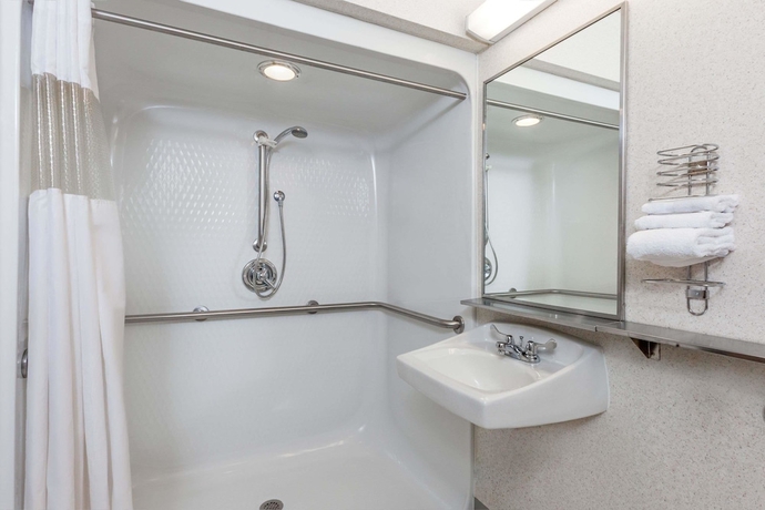 Imagen de la habitación del Hotel Baymont By Wyndham Howell/brighton. Foto 10