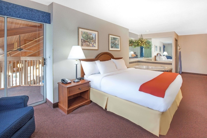 Imagen de la habitación del Hotel Baymont By Wyndham Howell/brighton. Foto 11