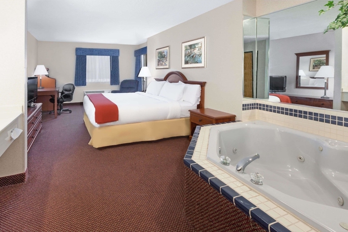 Imagen de la habitación del Hotel Baymont By Wyndham Howell/brighton. Foto 12