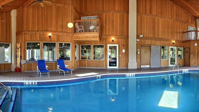 Imagen de la piscina del Hotel Baymont By Wyndham Howell/brighton. Foto 19