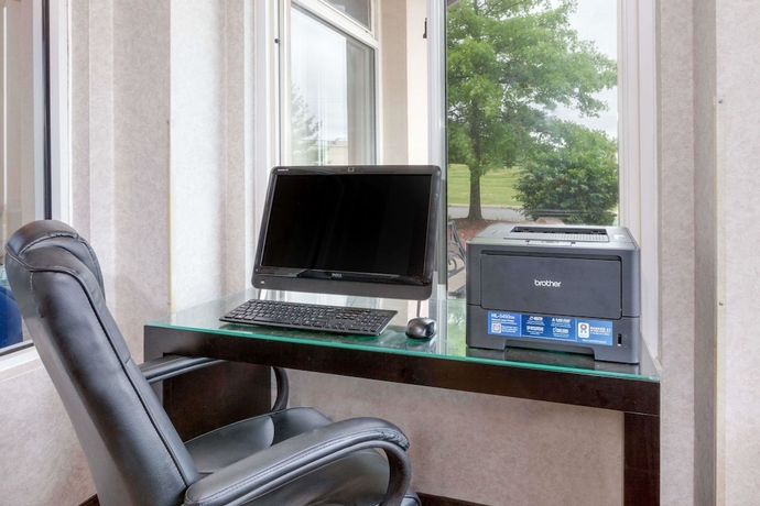 Imagen de los interiores del Hotel Baymont By Wyndham Howell/brighton. Foto 18