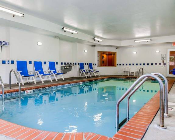Imagen de la piscina del Hotel Baymont By Wyndham Indianapolis East. Foto 18