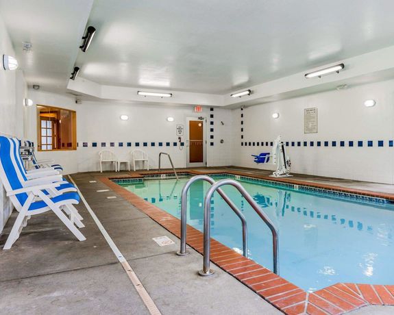 Imagen de la piscina del Hotel Baymont By Wyndham Indianapolis East. Foto 19