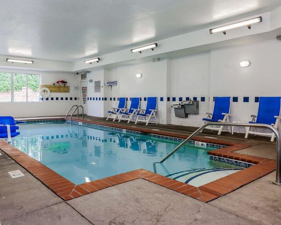 Imagen de la piscina del Hotel Baymont By Wyndham Indianapolis East. Foto 20