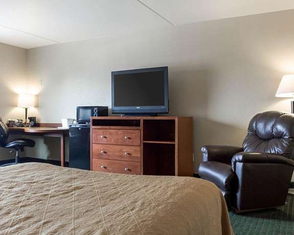 Imagen de la habitación del Hotel Baymont By Wyndham Jamestown Conference Center and Water Park. Foto 8