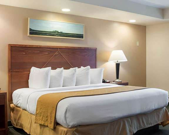 Imagen de la habitación del Hotel Baymont By Wyndham Jamestown Conference Center and Water Park. Foto 11
