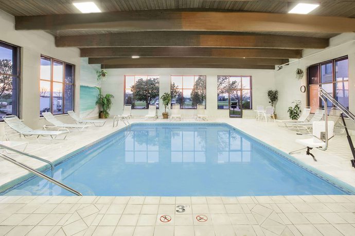 Imagen de la piscina del Hotel Baymont By Wyndham Janesville. Foto 19