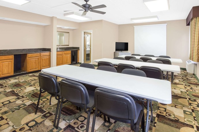 Imagen de los interiores del Hotel Baymont By Wyndham Janesville. Foto 18