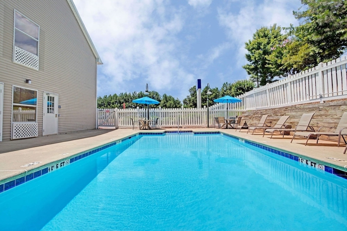 Imagen de la piscina del Hotel Baymont By Wyndham Kennesaw. Foto 19