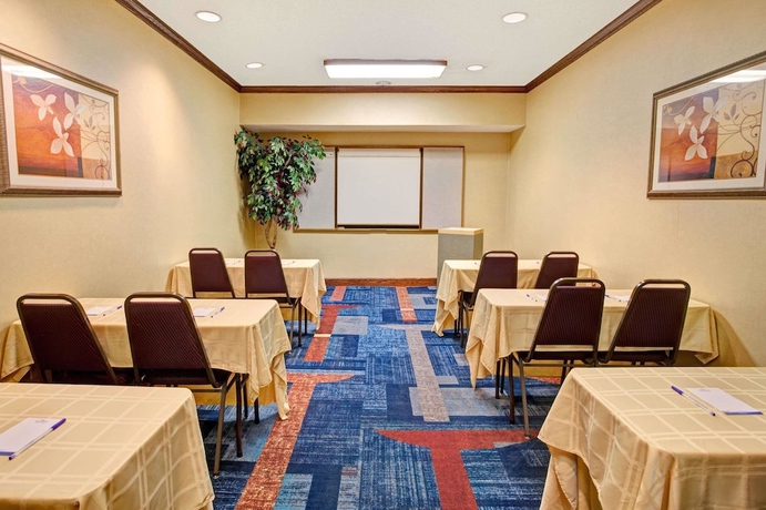 Imagen de los interiores del Hotel Baymont By Wyndham Kennesaw. Foto 17