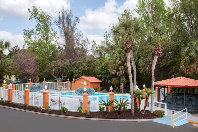 Imagen de la piscina del Hotel Baymont By Wyndham Lake City. Foto 18