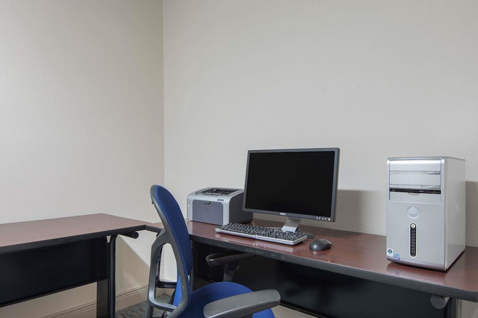 Imagen de los interiores del Hotel Baymont By Wyndham Laurel. Foto 17