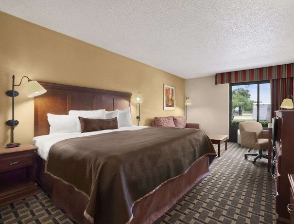 Imagen de la habitación del Hotel Baymont By Wyndham Lewisville. Foto 2