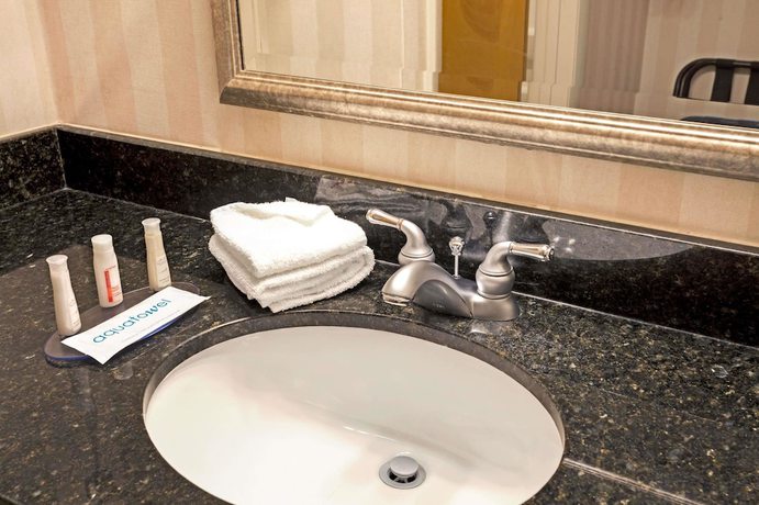 Imagen de la habitación del Hotel Baymont By Wyndham Louisville Airport South. Foto 9