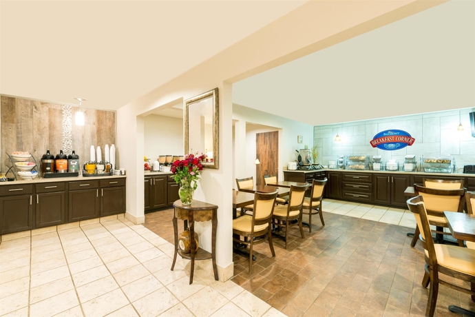 Imagen del bar/restaurante del Hotel Baymont By Wyndham Louisville East. Foto 2