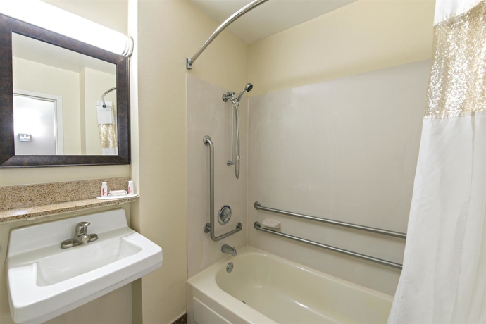 Imagen de la habitación del Hotel Baymont By Wyndham Louisville East. Foto 4