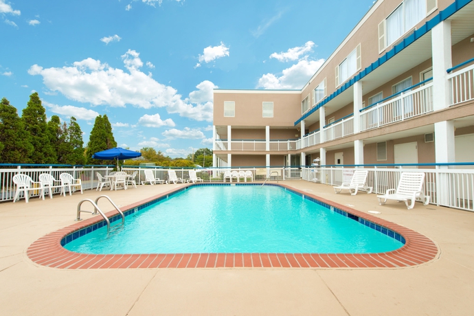 Imagen de la piscina del Hotel Baymont By Wyndham Louisville East. Foto 16