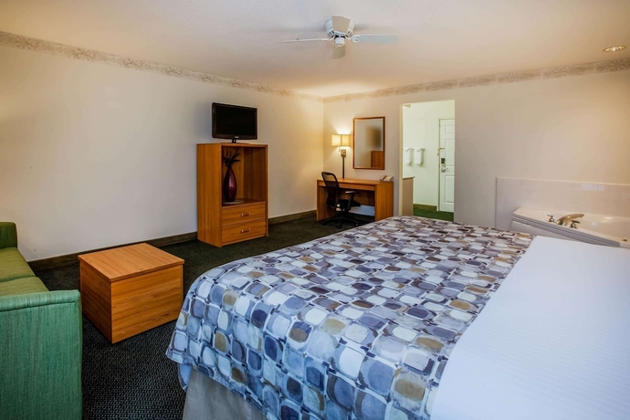 Imagen de la habitación del Hotel Baymont By Wyndham Mackinaw City. Foto 7