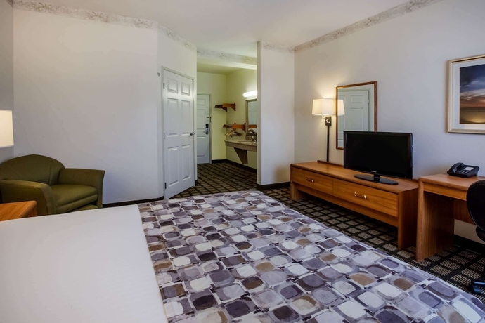 Imagen de la habitación del Hotel Baymont By Wyndham Mackinaw City. Foto 10