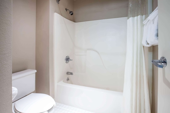Imagen de la habitación del Hotel Baymont By Wyndham Mackinaw City. Foto 11