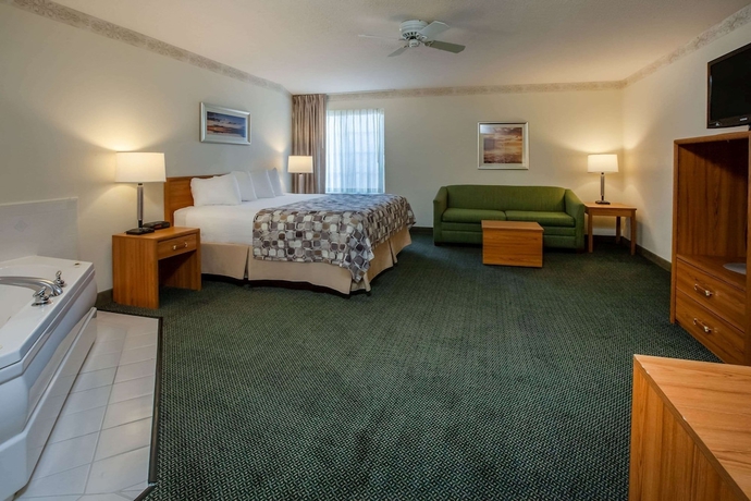 Imagen de la habitación del Hotel Baymont By Wyndham Mackinaw City. Foto 12