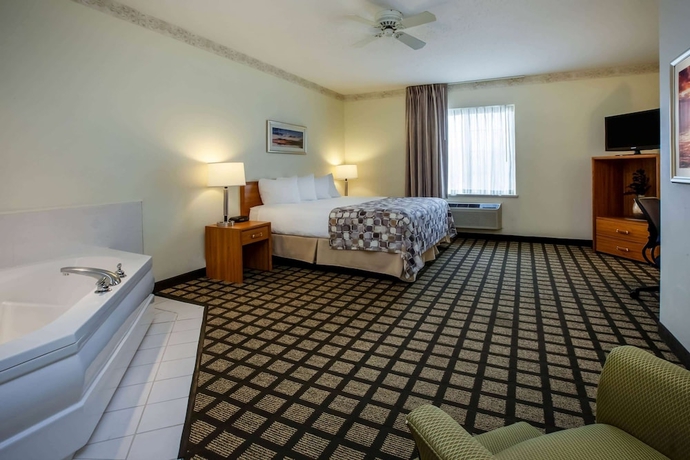 Imagen de la habitación del Hotel Baymont By Wyndham Mackinaw City. Foto 13