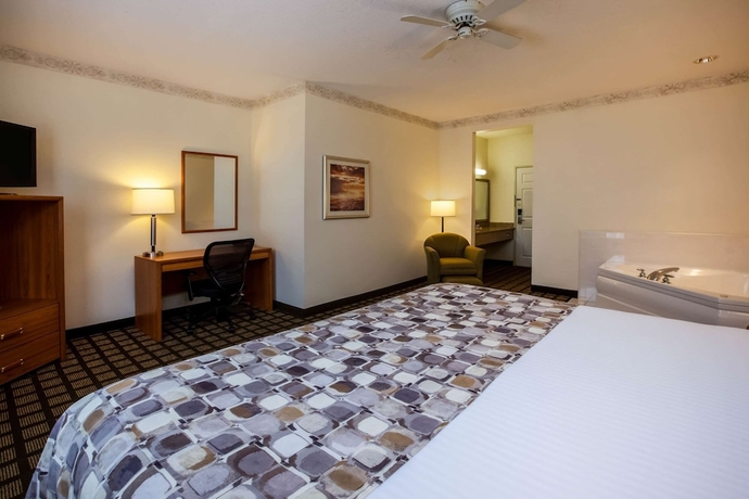 Imagen de la habitación del Hotel Baymont By Wyndham Mackinaw City. Foto 14