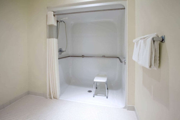 Imagen de la habitación del Hotel Baymont By Wyndham Mackinaw City. Foto 16
