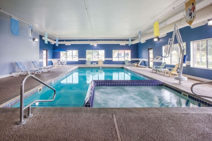 Imagen de la piscina del Hotel Baymont By Wyndham Mackinaw City. Foto 19