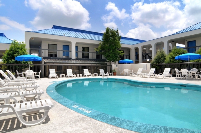 Imagen de la piscina del Hotel Baymont By Wyndham Macon I-75. Foto 11