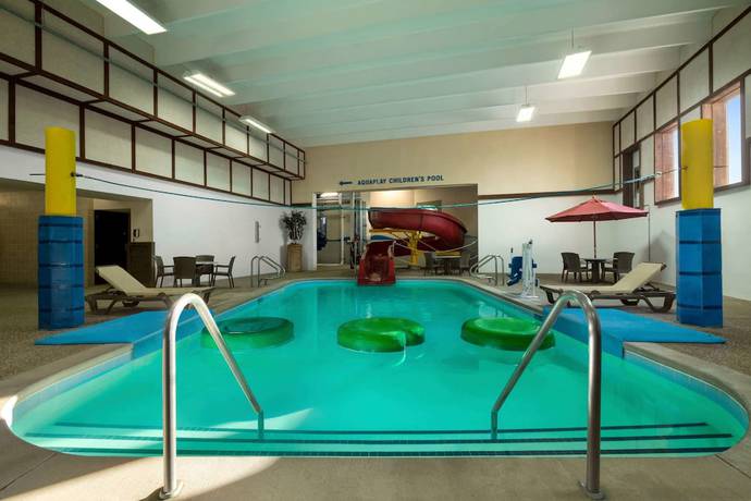 Imagen de la piscina del Hotel Baymont By Wyndham Mandan Bismarck Area. Foto 19