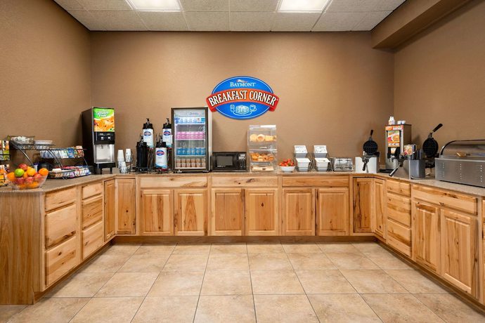 Imagen del bar/restaurante del Hotel Baymont By Wyndham Mandan Bismarck Area. Foto 2