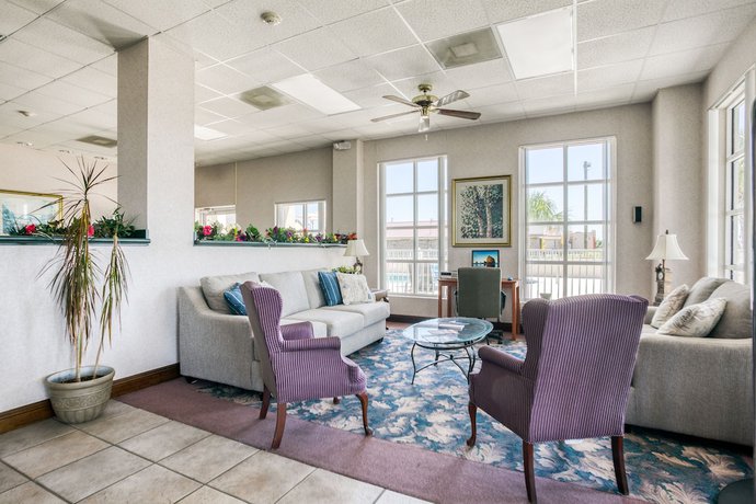 Imagen de los interiores del Hotel Baymont By Wyndham Marianna. Foto 13