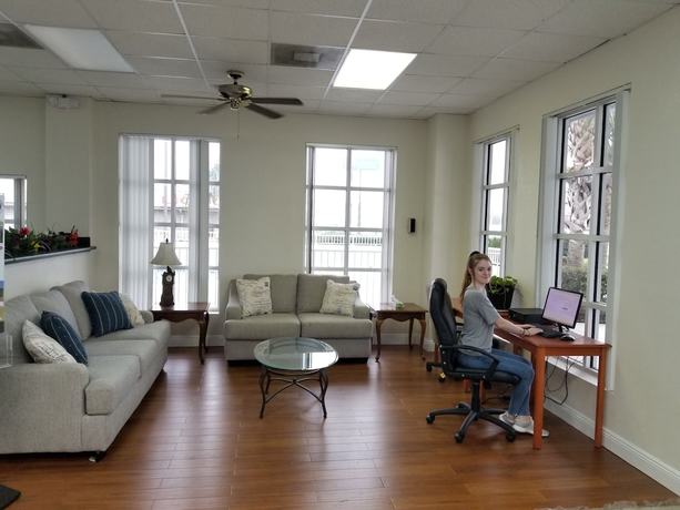 Imagen de los interiores del Hotel Baymont By Wyndham Marianna. Foto 14