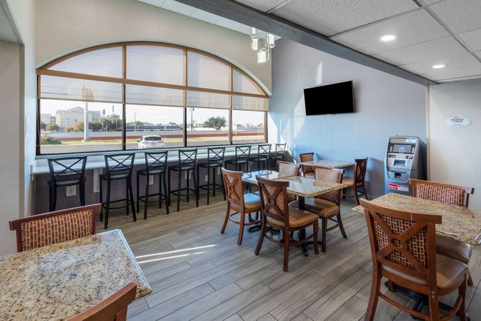 Imagen de los interiores del Hotel Baymont By Wyndham Mcallen/pharr. Foto 18