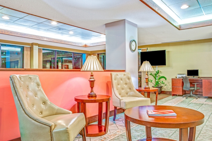 Imagen de los interiores del Hotel Baymont By Wyndham Mcdonough. Foto 12