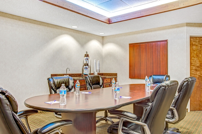 Imagen de los interiores del Hotel Baymont By Wyndham Mcdonough. Foto 14
