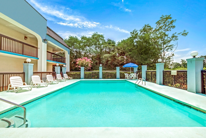 Imagen de la piscina del Hotel Baymont By Wyndham Mcdonough. Foto 16
