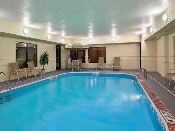 Imagen de la piscina del Hotel Baymont By Wyndham Merrillville. Foto 17