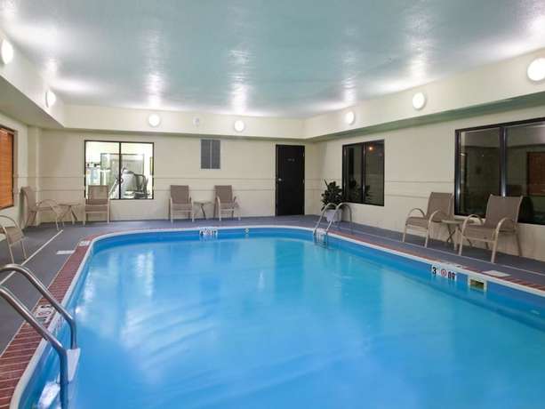 Imagen de la piscina del Hotel Baymont By Wyndham Merrillville. Foto 18
