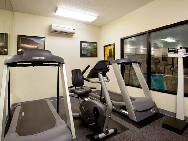 Imagen de los interiores del Hotel Baymont By Wyndham Merrillville. Foto 15