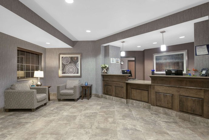 Imagen de los interiores del Hotel Baymont By Wyndham Minot. Foto 18