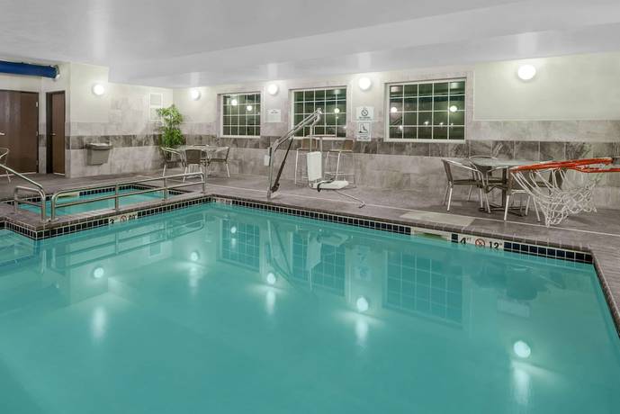Imagen de la piscina del Hotel Baymont By Wyndham Minot. Foto 20
