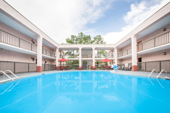 Imagen de la piscina del Hotel Baymont By Wyndham Mobile/ I-65. Foto 17