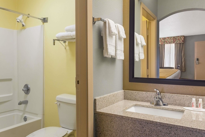 Imagen de la habitación del Hotel Baymont By Wyndham Mobile/tillmans Corner. Foto 6