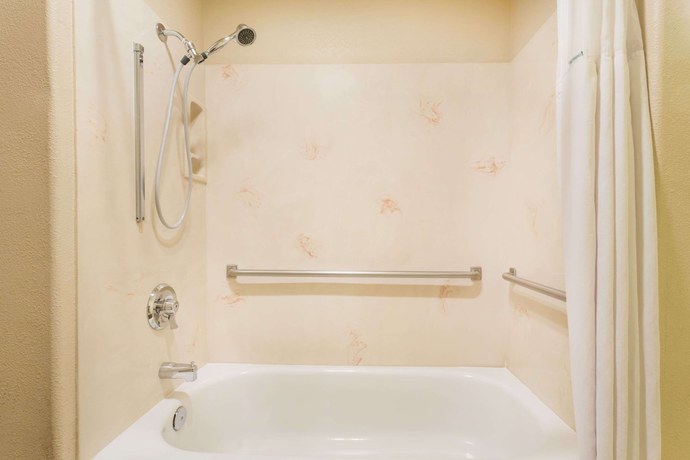 Imagen de la habitación del Hotel Baymont By Wyndham Modesto Salida. Foto 11